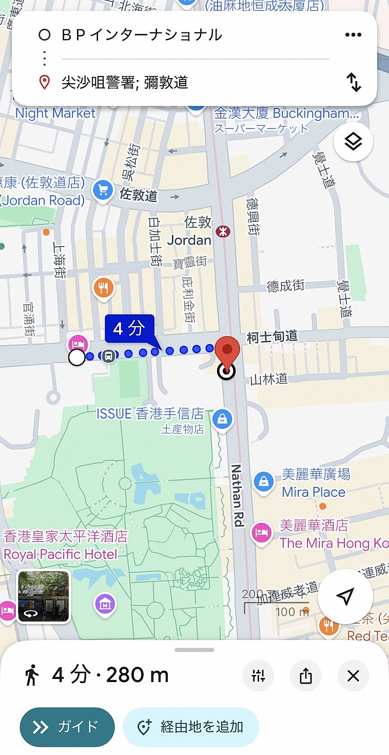 バス停は警察署の前