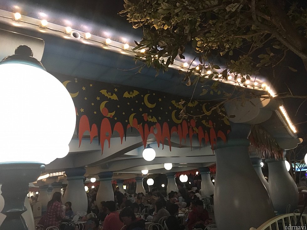 夜で恐縮ですが、飲食できるスペース。オープンスペースなので、これから夜はしんどくなりそう…
