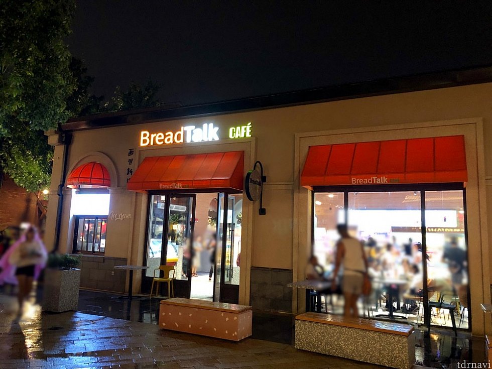 今までトーストボックスだった場所も同じ店舗に。左端がアイスクリームのカウンター