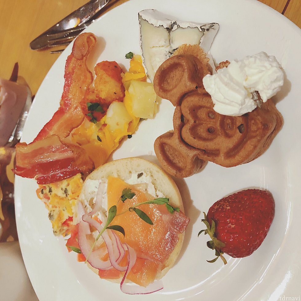 食事はブッフェ式
