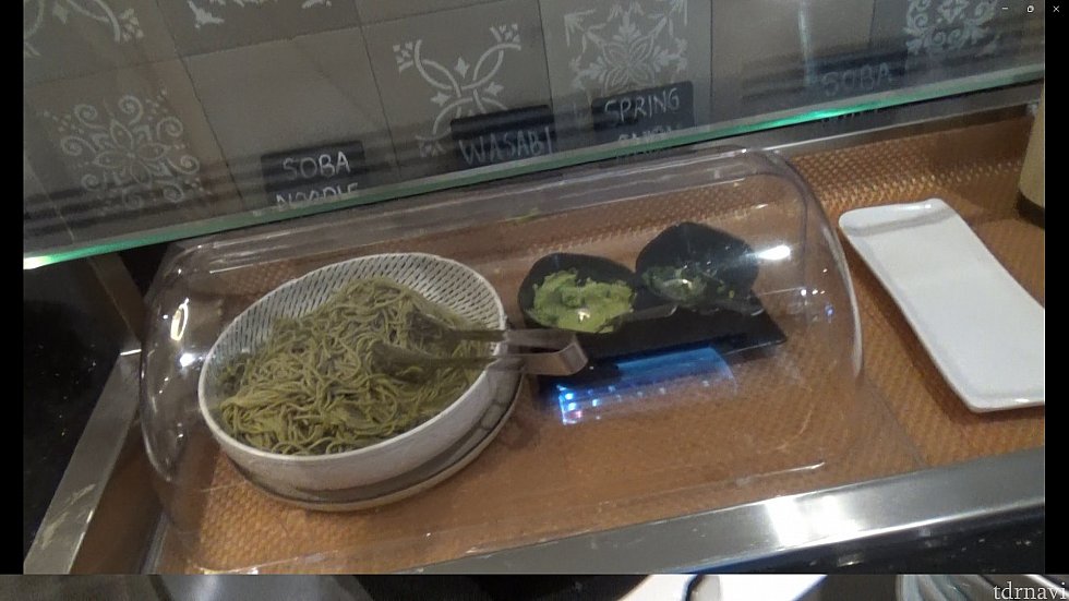 チャンギ国際空港のSATSラウンジ。日本食として茶そばがありました。体調不良の嫁は、おかゆで元気になってました。<br>
片隅に無料のマッサージチェアもあったので、ご利用ください。