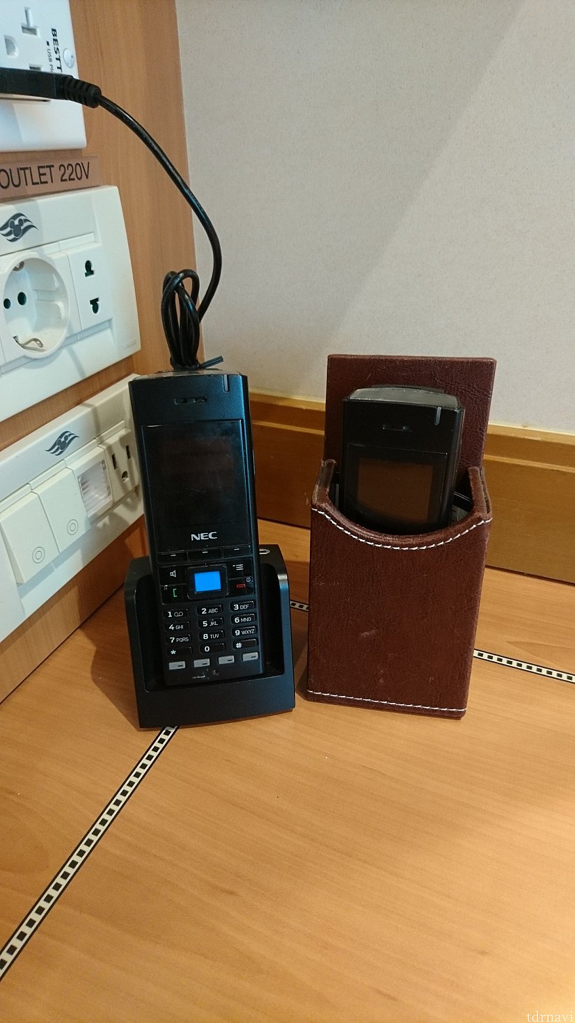 船内用の電話です。2台までは無料、3台目からは有料となります。
