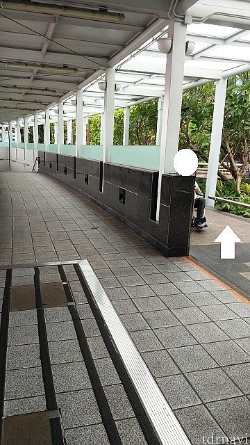 車椅子の方の道を進みます。矢印側です。