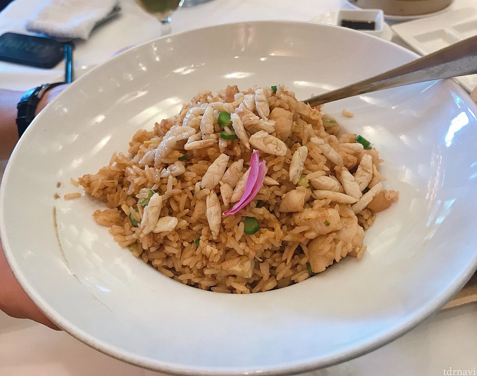 魚介系のチャーハン。味はソースでしたがパラパラしていて美味しかったです。