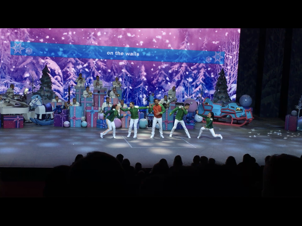 ドナルドが退場すると同時に雪玉が登場!ここでシンガーさんが「雪だるまつくろう」を唄い出します。途中から「一緒に歌いましょう!」と