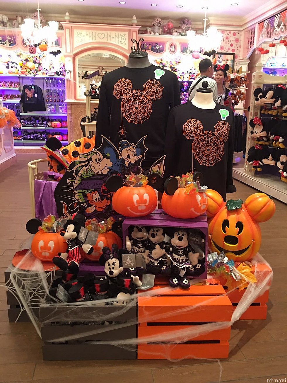 通称ミニーちゃんの家です。ハロウィングッズも豊富に取揃えられていました🎃