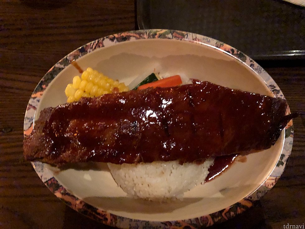 ポークリブは骨もしっかりついていて、食べにくいです。
あと、トウモロコシはまぁ不味い!一口食べただけ…トウモロコシの味はなんて表現してよいか分からない。もっちり?変…
日本ではない食感と味ですね。