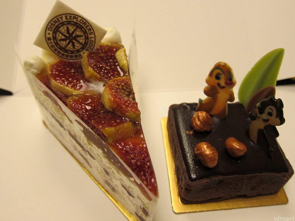 「Disney Explorers Lodge」と書かれたチョコプレートが載ったFig Cream Cake(イチジククリームケーキ)と、チップ&デールのアーモンドチョコレートタルト。