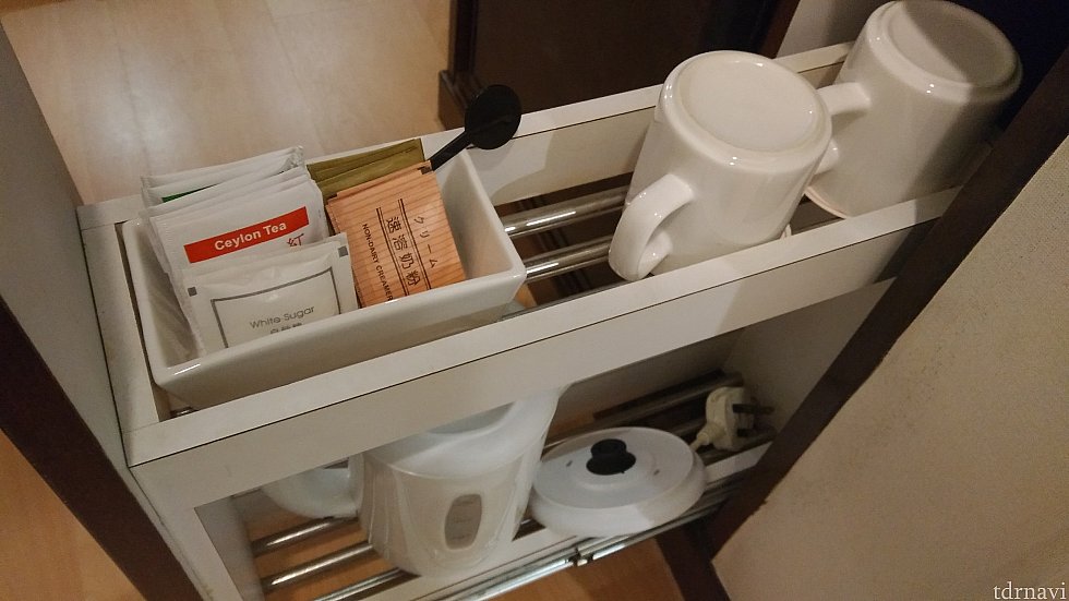 冷蔵庫の脇には引き出し式の隙間収納。