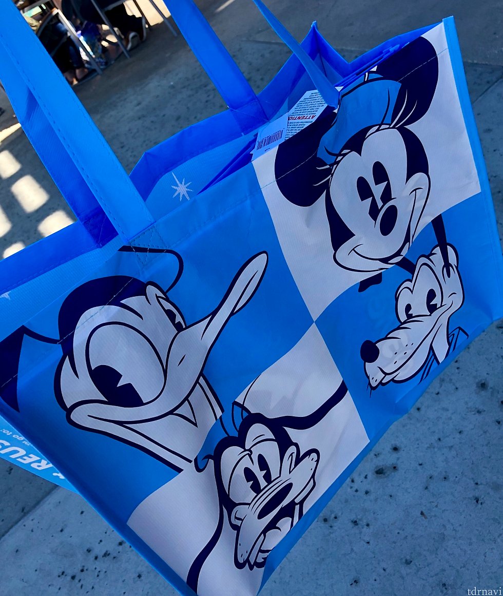 今話題のリサイクルバッグ。ここでしか購入できないワールドオブディズニーバージョン。色がカワイイ!余談ですが、このバッグ、一枚づつは軽くて薄く感じますが、数揃えると結構かさばり重くなります。お土産にはSサイズが良いかも。