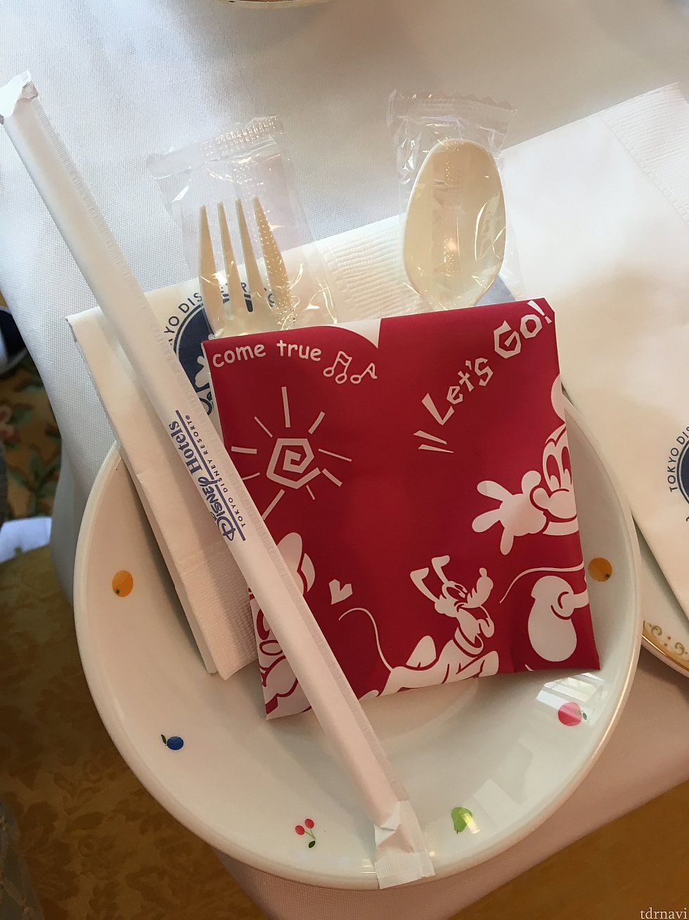 子供用のお皿とビニールのエプロンもお願いすると持ってきてもらえます。