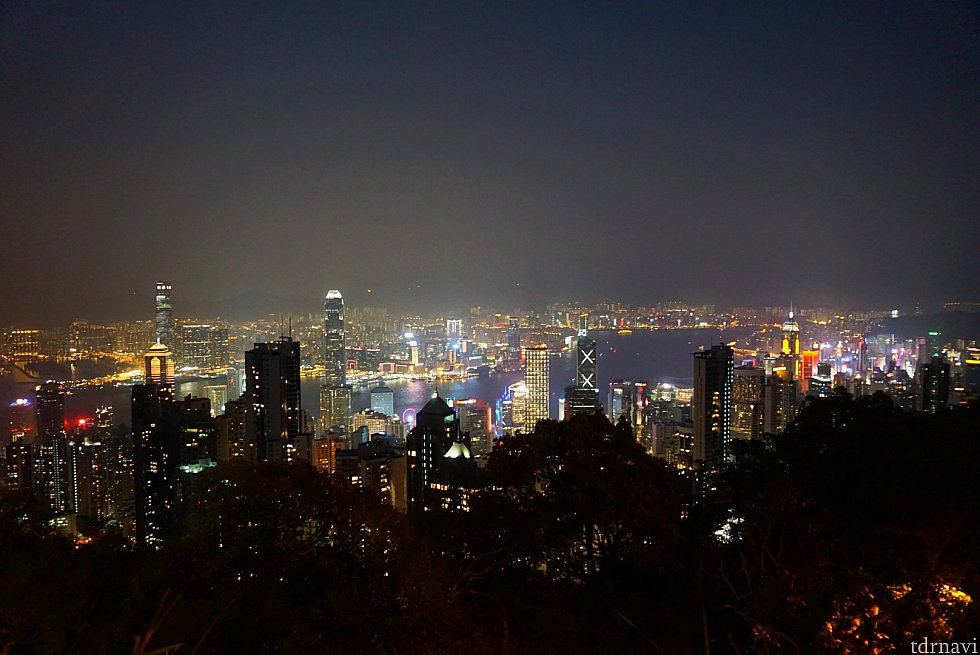 夜はビクトリアピークに夜景を見に行きました。
