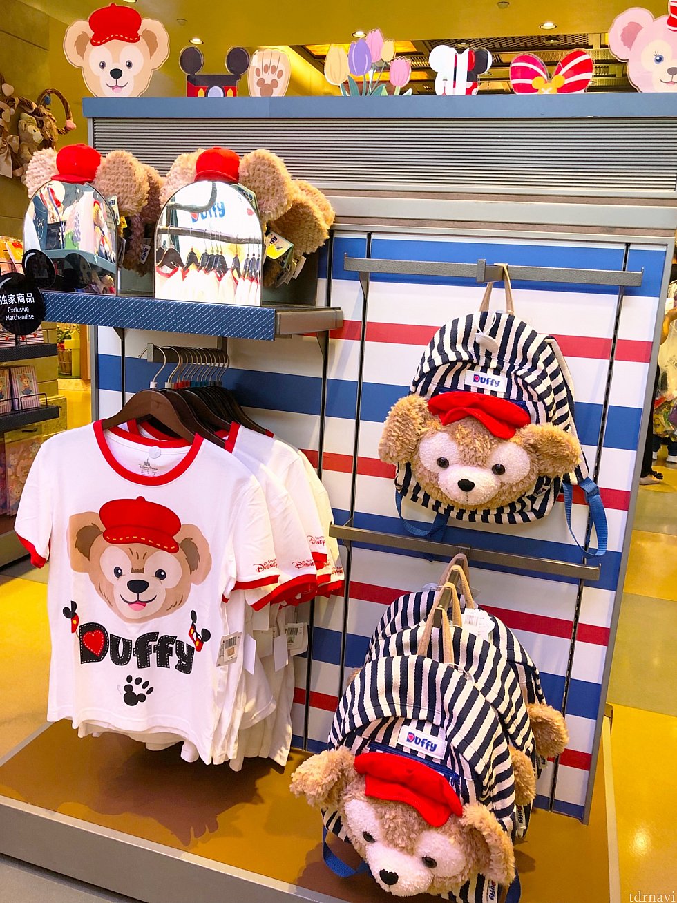 赤い帽子が可愛いダッフィー♡リュック 319元、カチューシャ 155元、Tシャツ(大人用) 169元