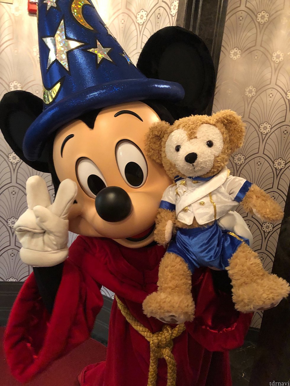 私のダッフィー気に入ってくれてるミッキー🧸
ピースしてくれた✌️
カメラロールがミッキーだらけになるくらいたくさん撮ってくれました!
ミッキーがたくさんポーズや撮り方決めてくれたので、ミッキーと撮りたい人はここがオススメです!
