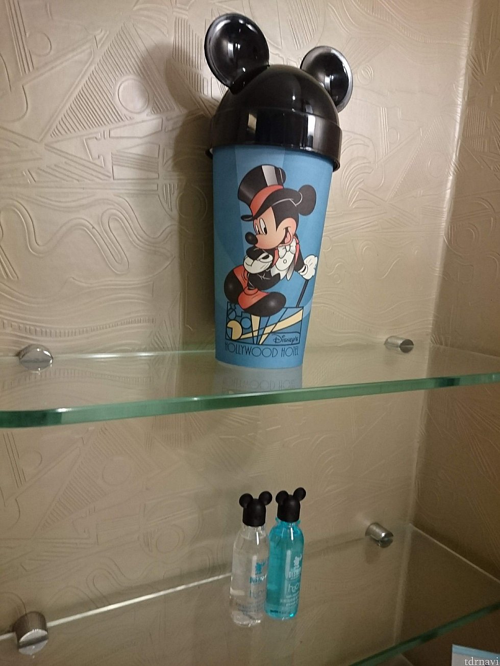 バスルームにおいてあるアメニティ。
紙コップとミッキーの蓋の中に、更に紙コップが入っていています。その中に、体用せっけんや歯ブラシなどのアメニティが。
下のボトルは、バスジェルとシャンプーリンスです。
H2Oのですね。