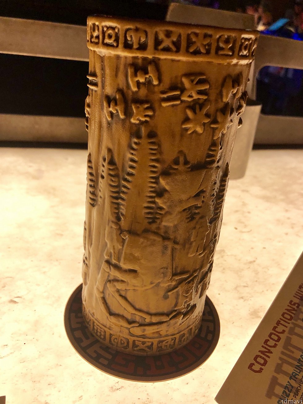 YUB NUBはラムベースの酸味の効いたカクテル。このタンブラー付きで$45(!)、ドリンクのみで$15。高いのにお酒入ってないんじゃないのーこれ!って友達と話してました。