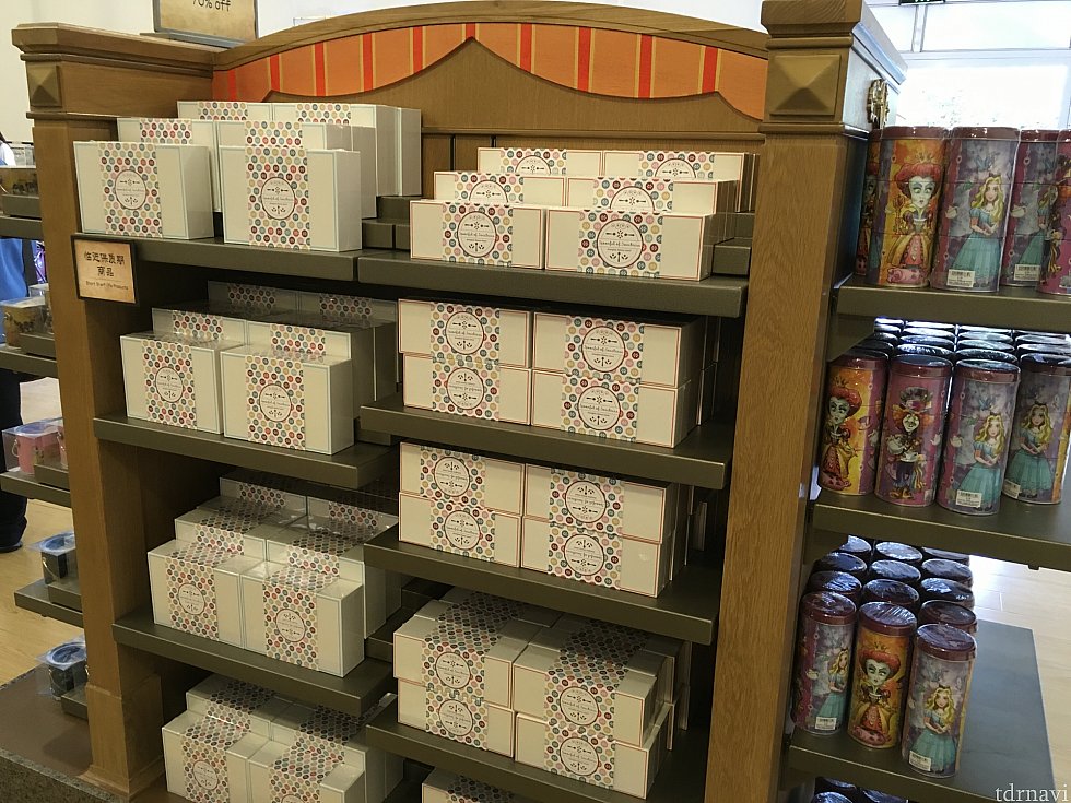 賞味期限の迫ったお菓子も格安で販売されていましたよ