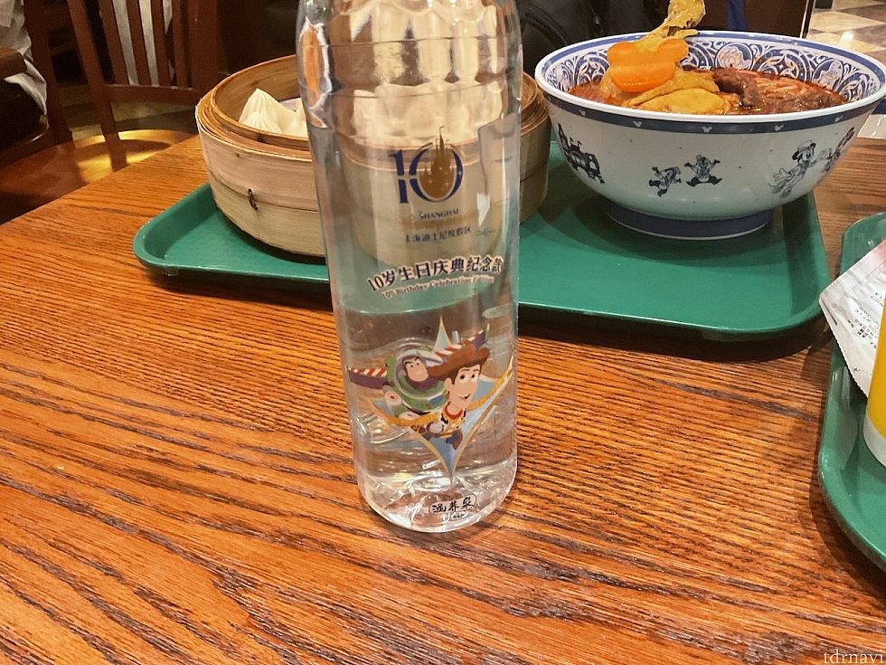 お水。単品は10元なので、ちょっと重たいですがお土産にも良さそう