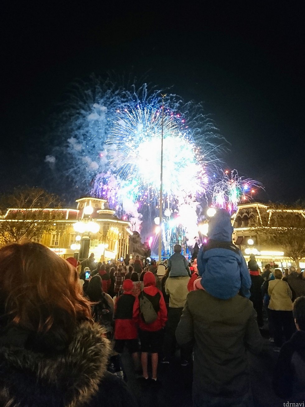 【20:00】エントランスを入って直ぐの、駅舎の前で花火を見学。