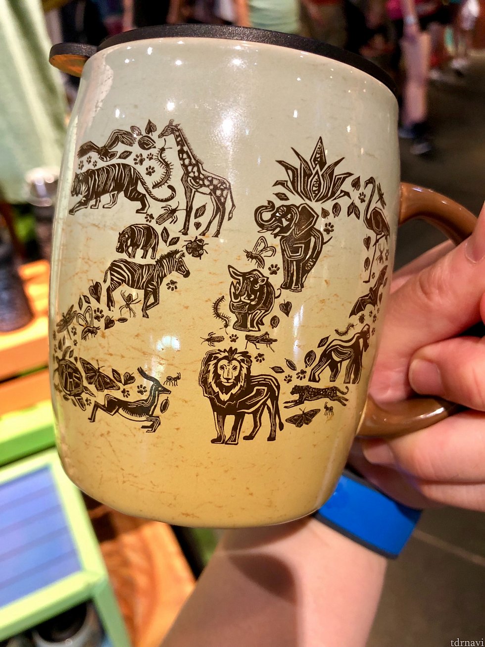 少し大きめのマグカップもアースカラー。蓋つきです。$19.99