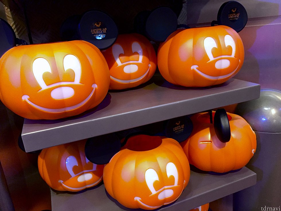 パンプキンランプは、ロウソクを入れないでも、LEDライトで光ります。