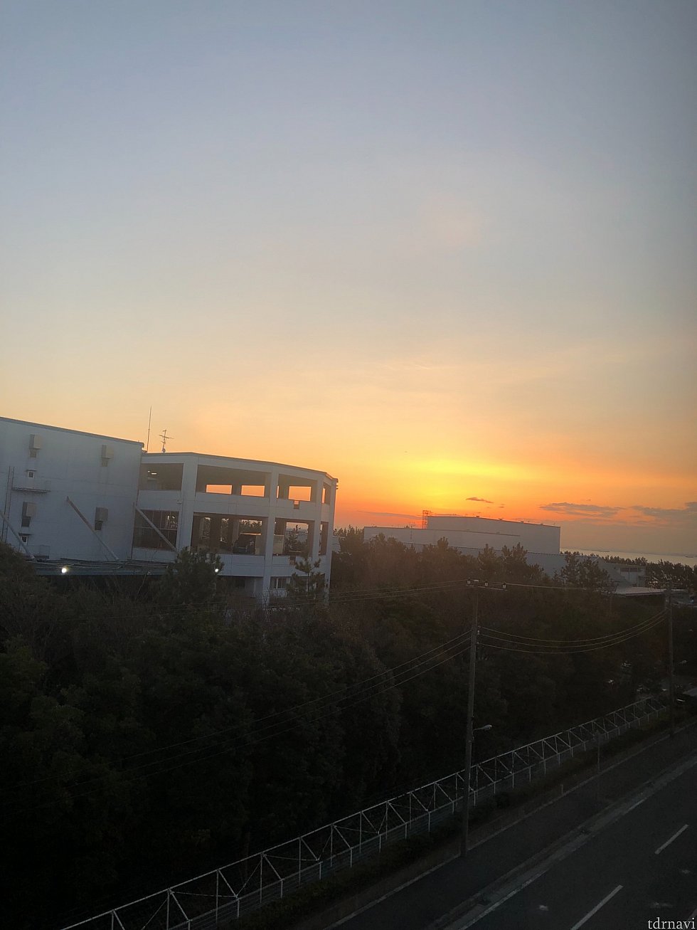 窓から覗きこむと
右側に海が見えました♪