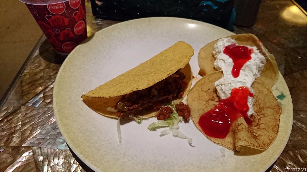 パイレーツのあとの夜食。クレープが生クリームも甘くなくて美味しかった。タコスは、中身は、自分で色々いれられます。湿気ている感がはんぱなく、ドンタコスみたいなパリパリ感なし。