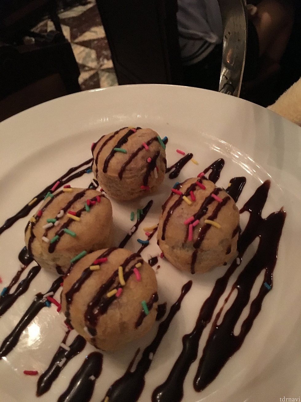 プチシューは中にチョコクリームがぎっしり詰まって一口サイズです。口に頬張るとチョコクリームがブワーと広がります。チョコ好きにはたまりません💘
