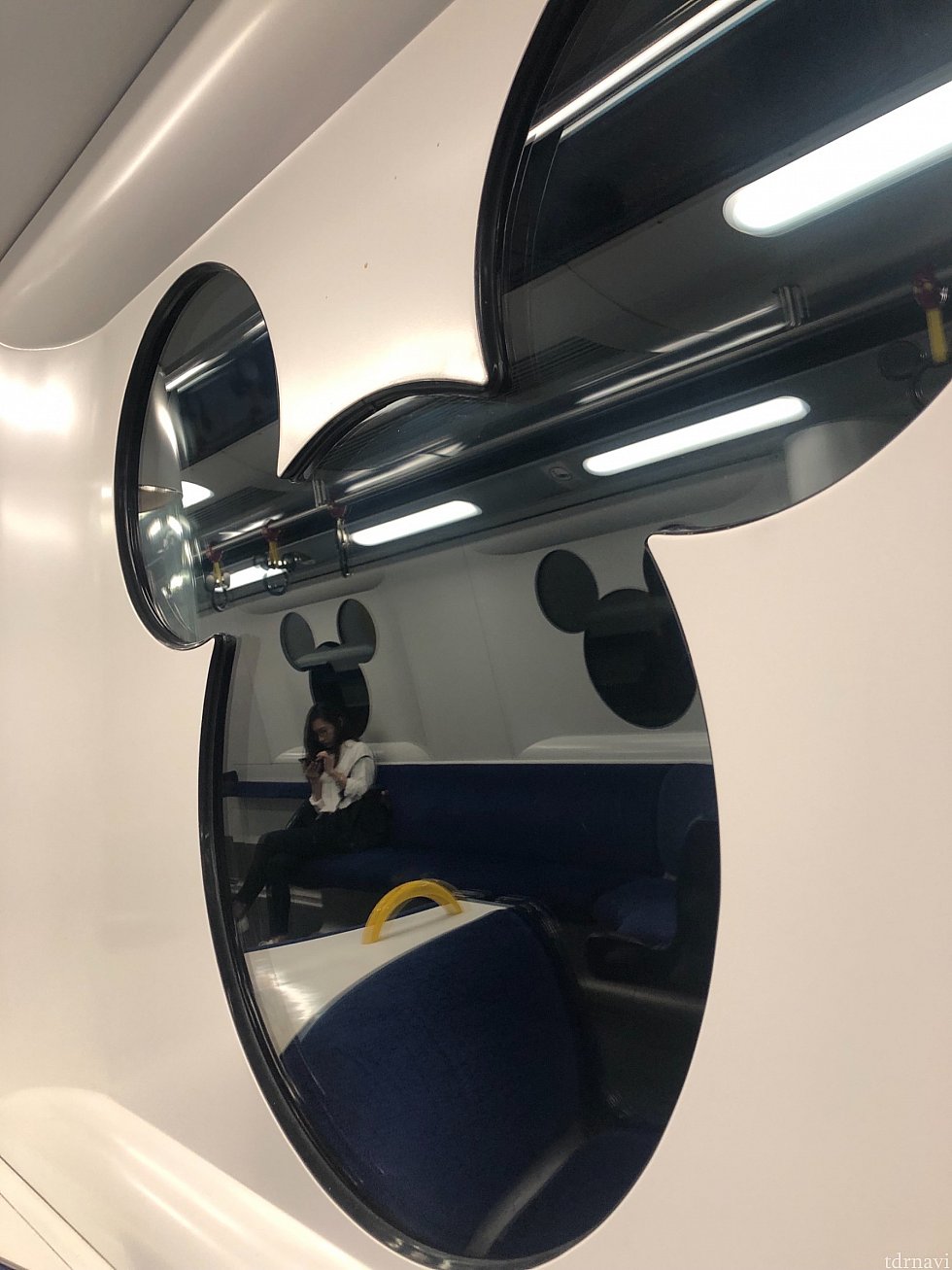 車内はミッキーの窓