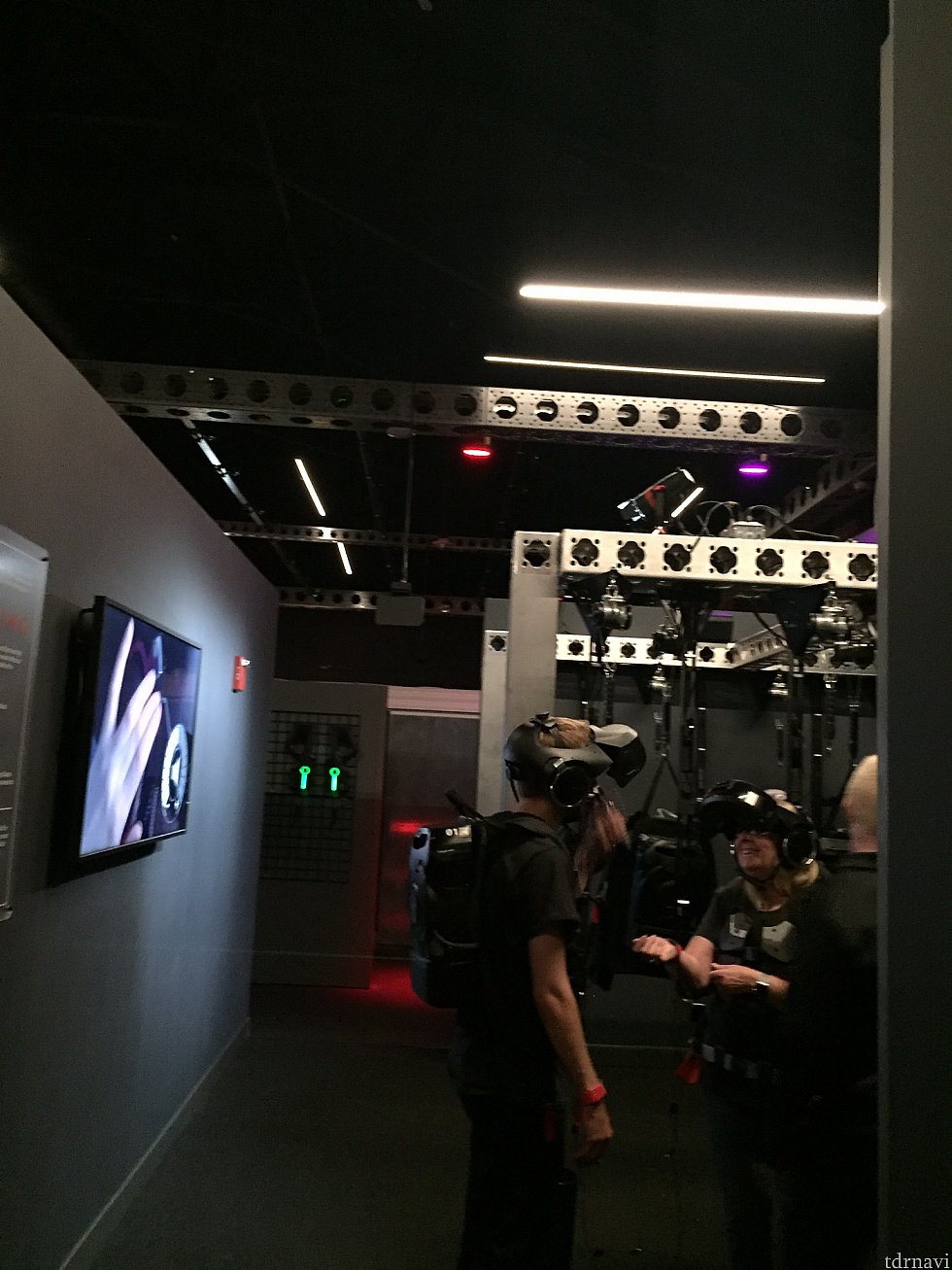 この部屋ではVRセットを装着します。ここには鍵付きのロッカーもありますので、なるべく身軽になって行きましょう。