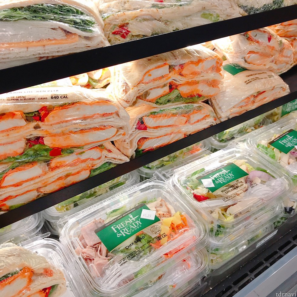 サンドウィッチやベーグル、サラダやグラノーラなどちょっとした朝食になりそうなものがたくさんありました。