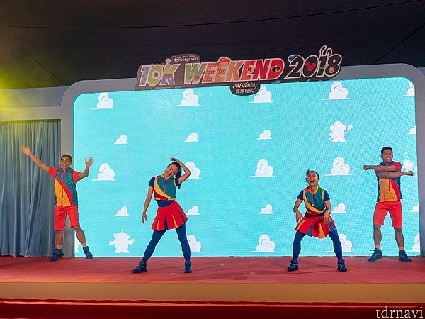 ウォーミングアップでダンスをします。ディズニーらしいですね。