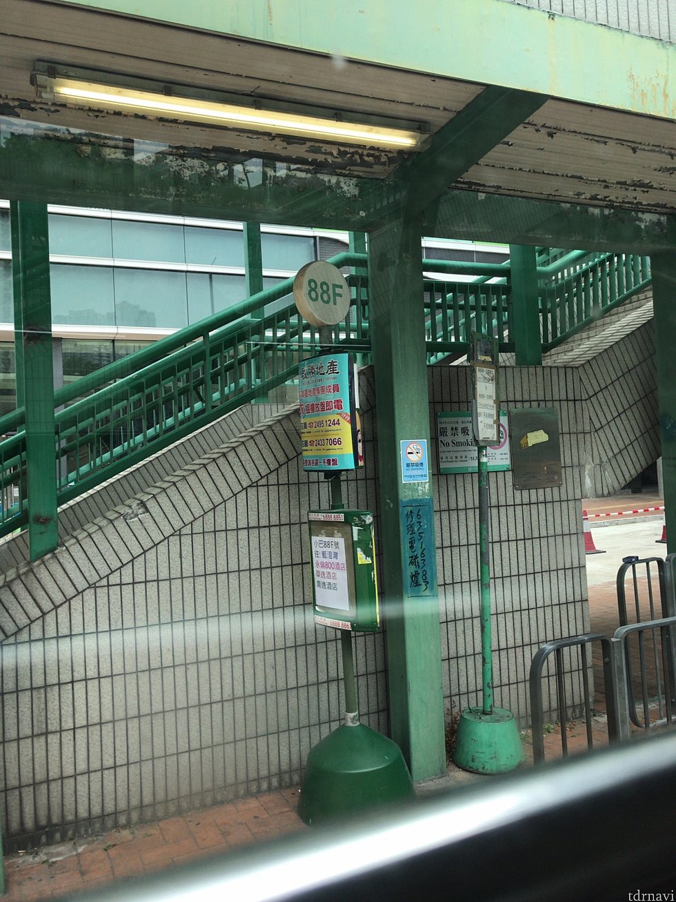 A2から出た所にバス亭があります
