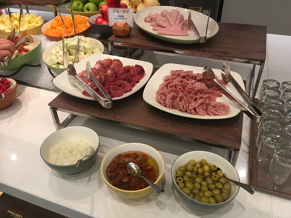 ハム類。サラダに、パンに添えてどうぞ