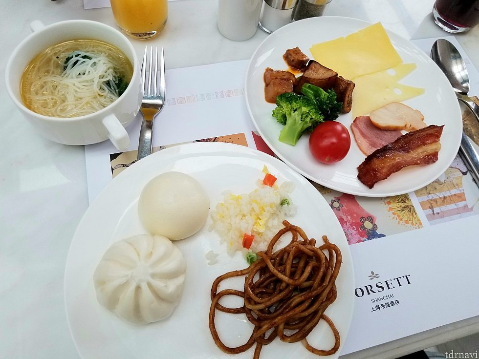 この日の汁ものはビーフン系ヌードル。点心も中身の無い蒸しパンや野菜入り、カスタードや紫芋餡など日替わりでした。