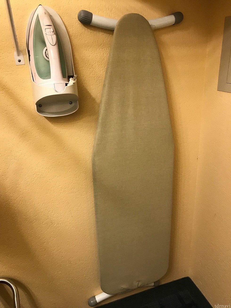 こちらも部屋にあるアイロン
日数分の服は持って行っていたので使用することはありませんでしたが、コインランドリーを使用する予定がある方には重宝するかもしれません