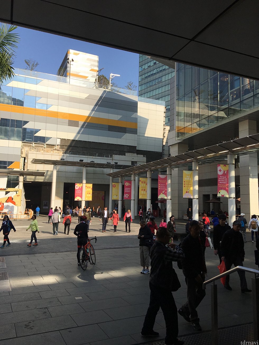 駅からバスターミナル方面。
右側はモールになってます。