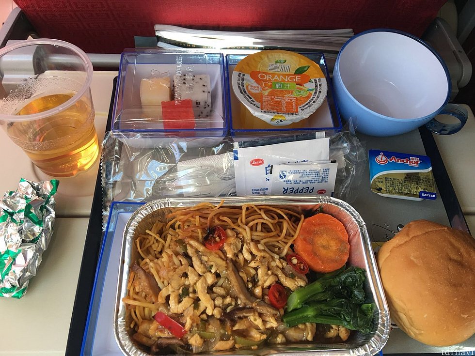 早朝の便なので朝ご飯がでました。