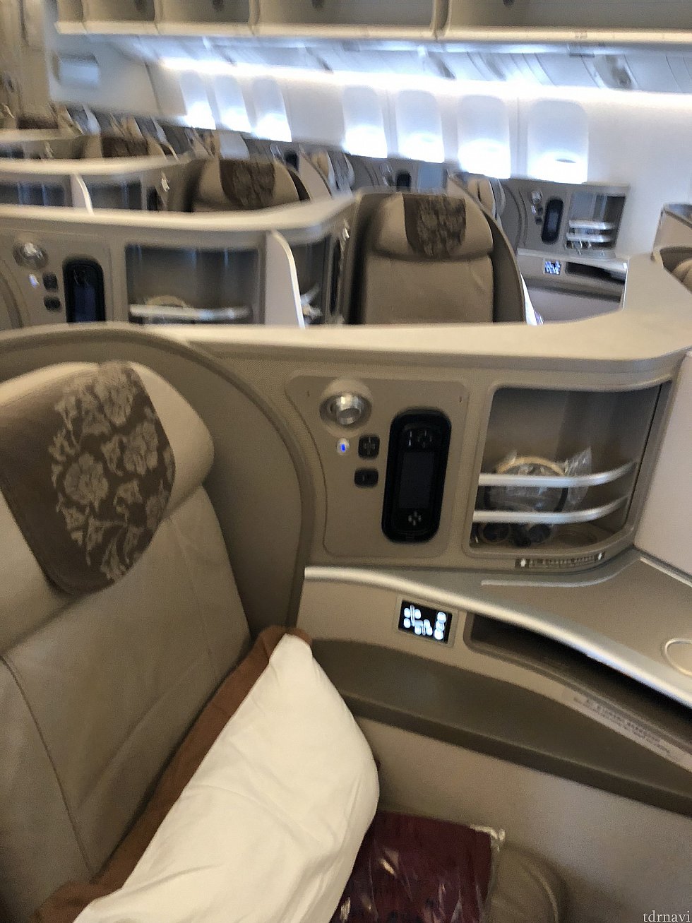 ビジネスクラス当日1万円でアップグレードしてました。
私の券種はアップグレード不可運賃との事で残念!