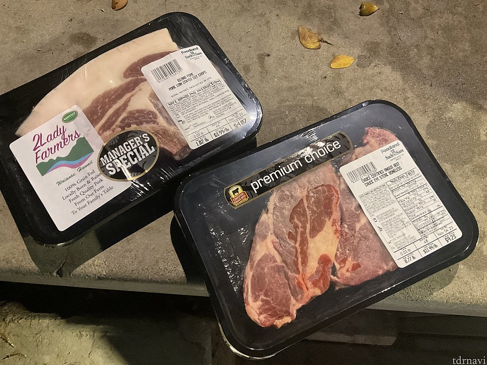 「フードランド」で買った肉はこちら。豚肉が大きめですが、骨付き肉なので可食部は3割ほど減りました
