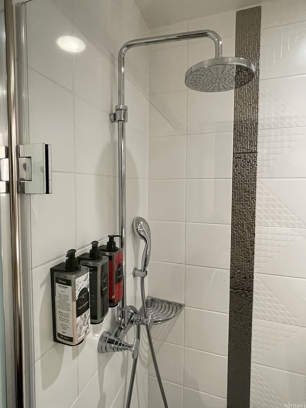シャワーは吊りタイプとハンディの2タイプ<br>
コンディショナー、シャンプー、ボディーソープ設備あり