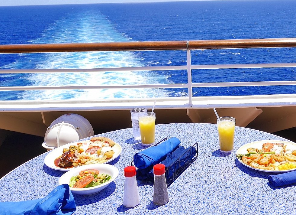 真っ青な海と食事♪