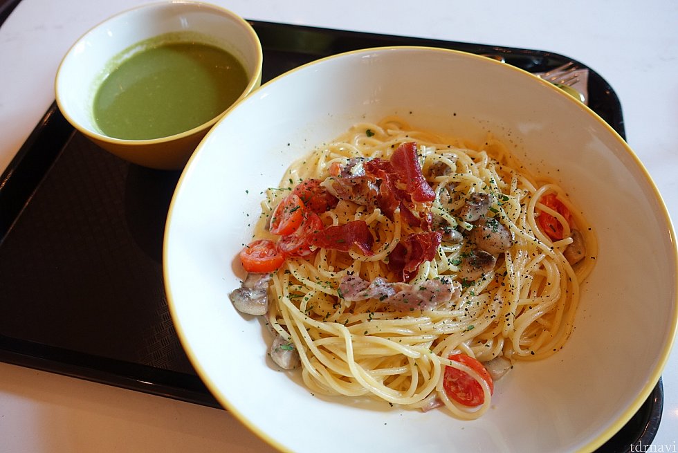 ランチで食べたカルボナーラ(129ドル)。やや麺が太いので好みが別れそうですが、無難に美味しかったです。緑のスープは、たぶんほうれん草スープで、ちょっとマズイ…