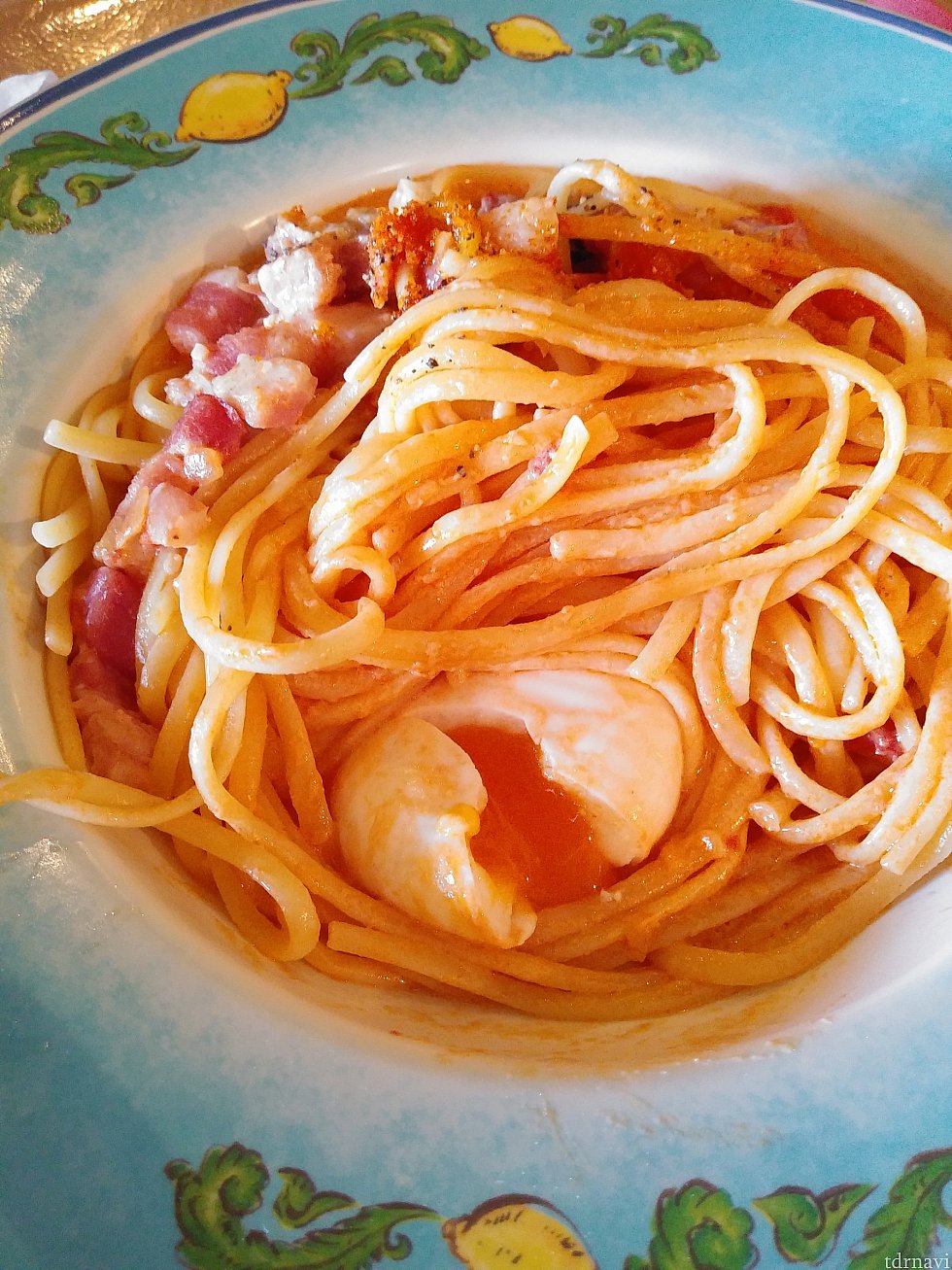 パスタのなかに半熟たまごが入ってます。