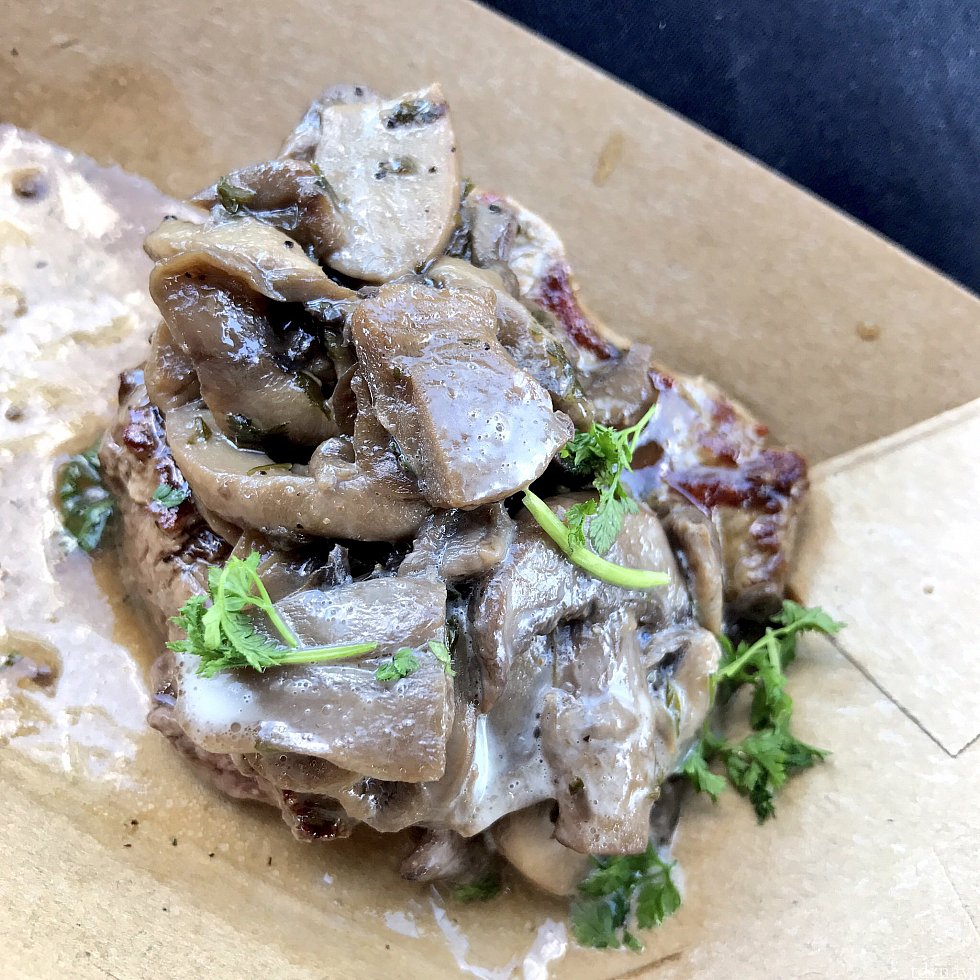 マッシュルームが乗ったお肉。ハンバーグみたいな感じでした。マイルドな味でお肉も柔らかくとても美味しかったです。
どの屋台も量は少なめなので色々食べ歩けるようになってます。
この2つは特にオススメなので是非食べてみてください!