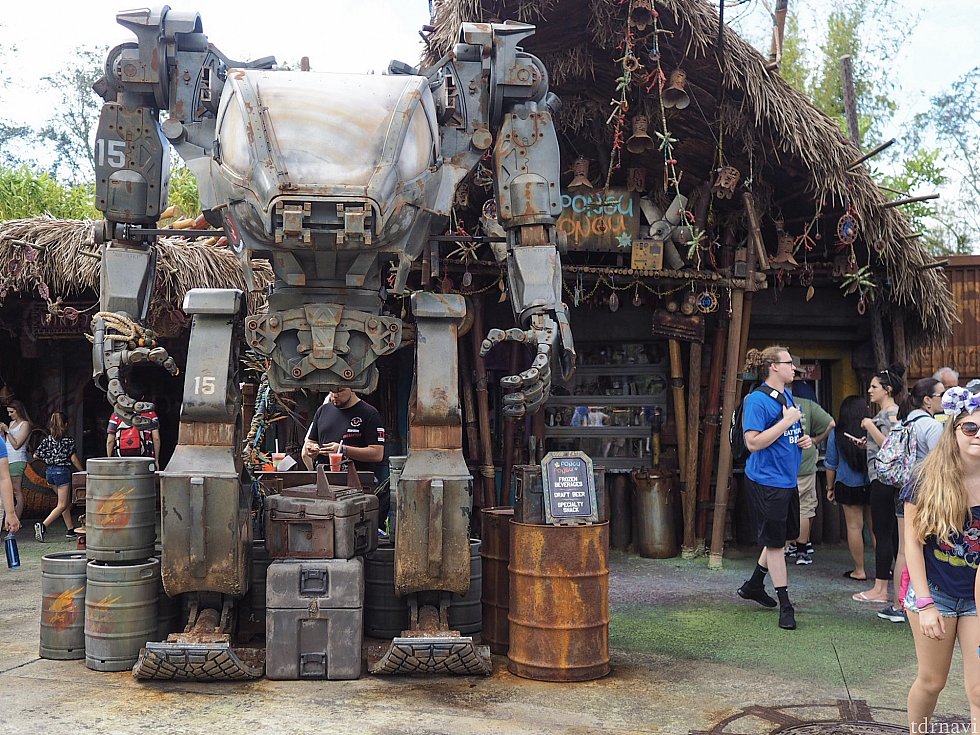 お店の外には映画でお馴染みのロボット兵器が。
