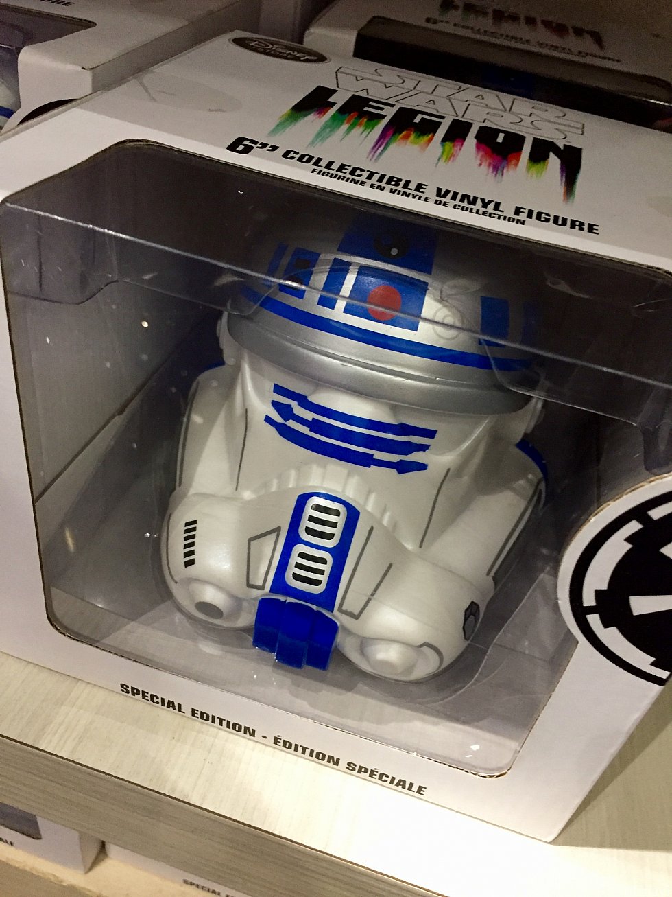 一瞬R2D2と思いきや、Stormtrooperの形してます。スターウォーズグッズもありました。