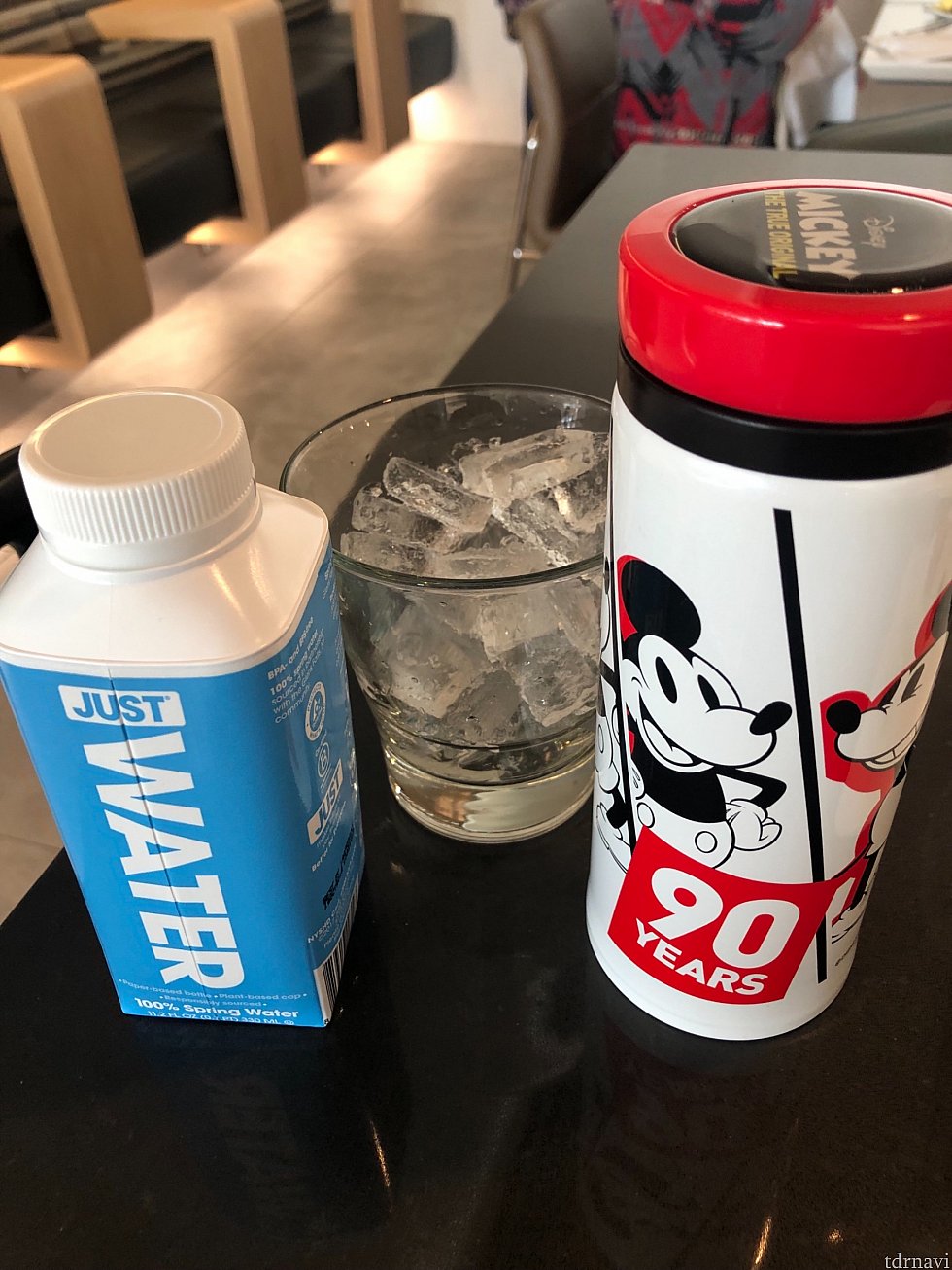 ラウンジで、お水と氷を貰い、ステンレスボトルに入れて持ち歩きまして
このボトルパークでも、
ホテルで氷入れて持ち歩き重宝しました❣️