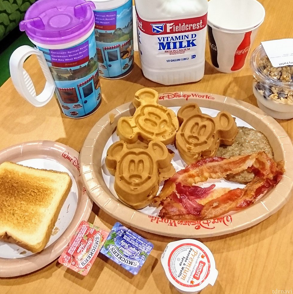 【6日目】
ミッキーワッフルにベーコン&ソーセージ、トースト、ブルーベリーヨーグルトパフェ
ご飯が大好きな息子は、これと一緒にレンジでチンするご飯とみそ汁を食べていました。