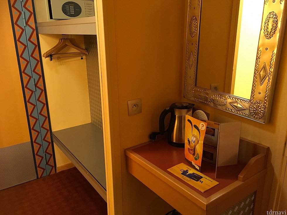 部屋に入ってすぐに金庫やクローゼット、ポットなどがあります